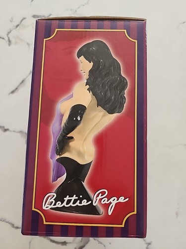 Darkhorse Deluxe Bettie Page Mini Bust 2005 Limited Edition #0055/4000 - Picture 4 of 12