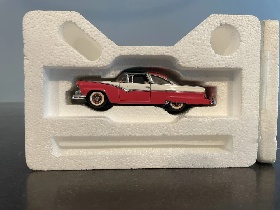 Franklin Mint 1955 Ford Fairlane Crown Victoria 1:43 Scale Diecast Replica - Image 2 of 4