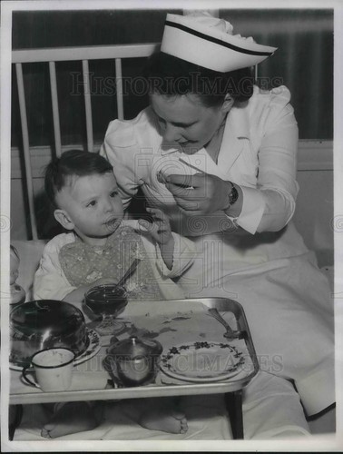 1947 Press Photo Nurse Mildred Watson with Kenneth Seymour at NY Bethel Hospital