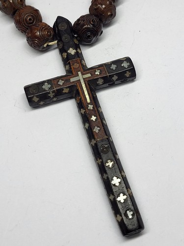 Antiguo ROSARIO Indo-Portugués Siglo XVIII Cuentas de Madera Tallada y Cruz de Madera con Incrustaciones - Imagen 5 de 8