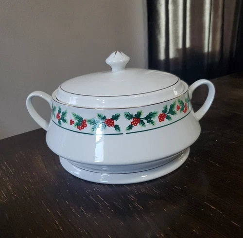 Gibson Holly Berries Porcelain Casserole Dish Handles Gold Trim 10" Christmas 