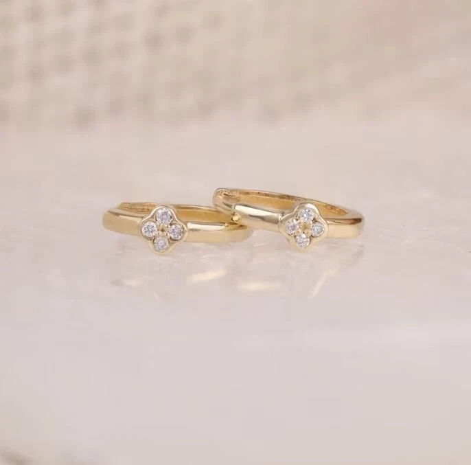 Pendientes Huggie de Plata 925, Diseño de Trébol, Mini Aro, Rosa, Blanco, Amarillo Plisado Foto 2 de 4