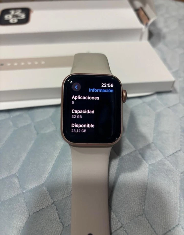 Apple Watch SE 40mm Caja de aluminio en oro con Correa deportiva rosa arena -..., foto 2 de 5