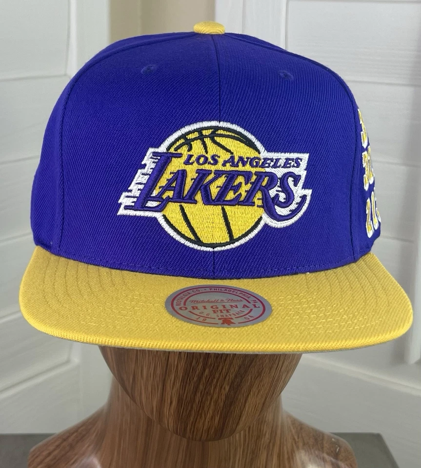 Chapéu Snapback Mitchell & Ness NBA Los Angeles Lakers Código de Área Roxo/Dourado - Novo com etiquetas - Imagem 2 de 4