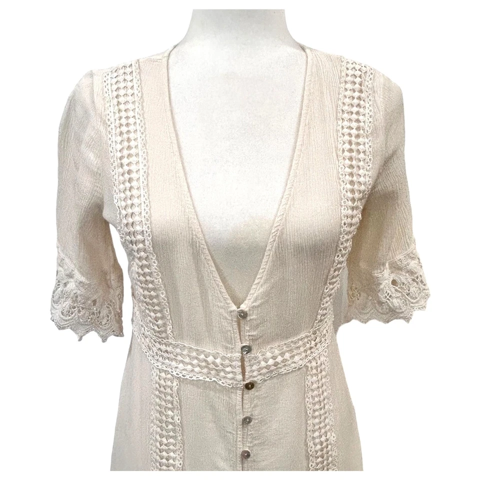 Vestido American Rag Off White Rayón Encaje Pradera Botón Delantero Cuello Mediano Foto 2 de 4