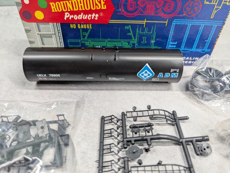 Roundhouse 3250 HO Scale 50' Tank Car ADM UELX #78606 KIT READ - Image 2 of 4