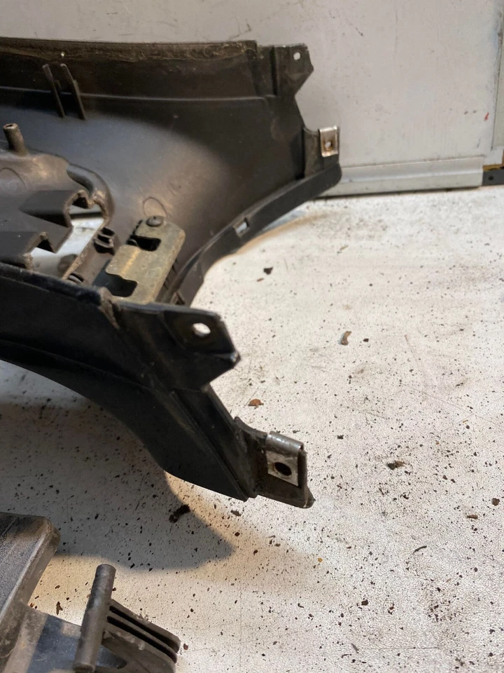 CARENAGE JONCTION DE MARCHE PIEDS + TRAPPE ESSENCE PIAGGIO 125 X8 - Photo 4/4