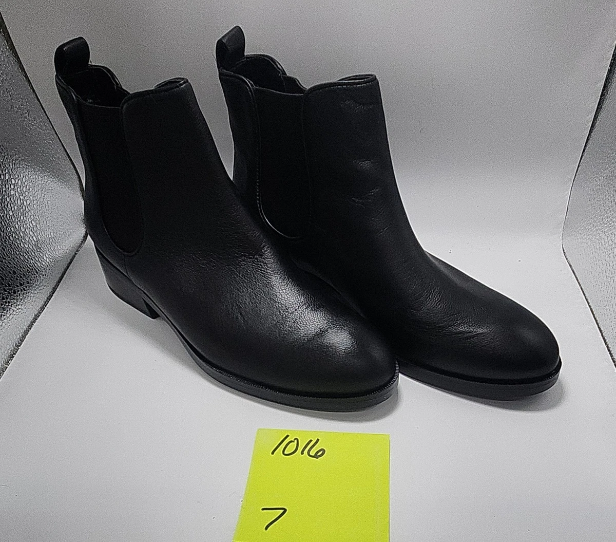 Cole Haan Men display picture 1