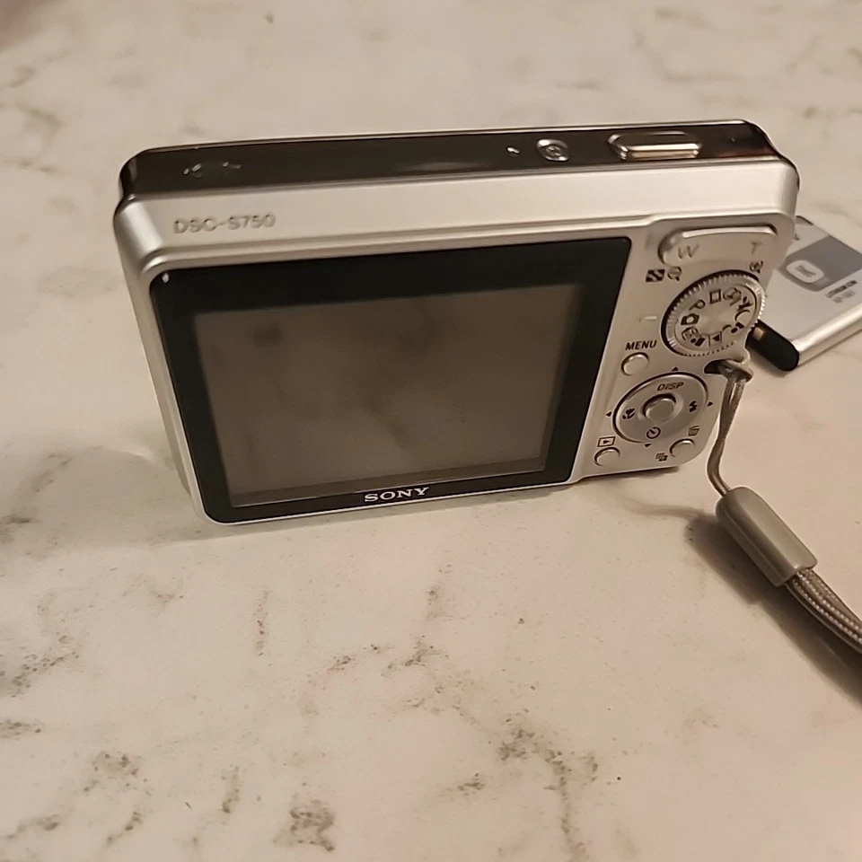 Sony CyberShot DSC-S750 7.2 MP Digital Camera Silver w/ Battery - No Charger  - Image 4 of 4
