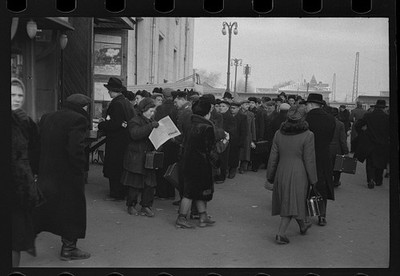 Photo:Moscow Russia 1930s Job Commuters Crowd Train Station Queue