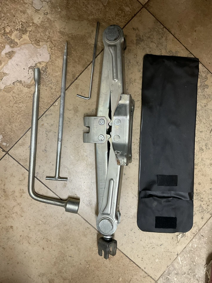 Оригинальный домкрат для шин 2006-2007-2008-2009-2010 Infinity M35 M45 - Изображение 4 из 4