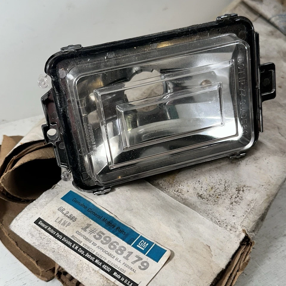 Nuevo OEM GM 5968023 1977-79 CADILLAC FLEETWOOD LUZ MARCADORA DELANTERA OEM 5968179 Foto 3 de 4