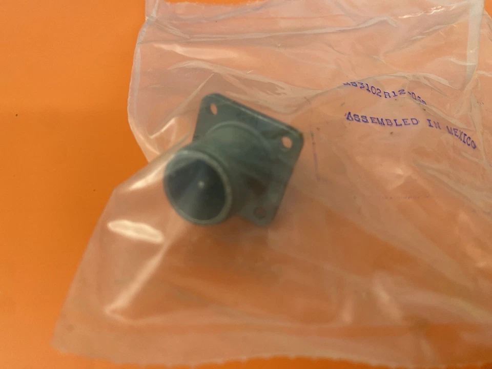 Amphenol Circular MIL Spec Connector 1P MS3102R12-5P Qty 3 - Image 4 of 4