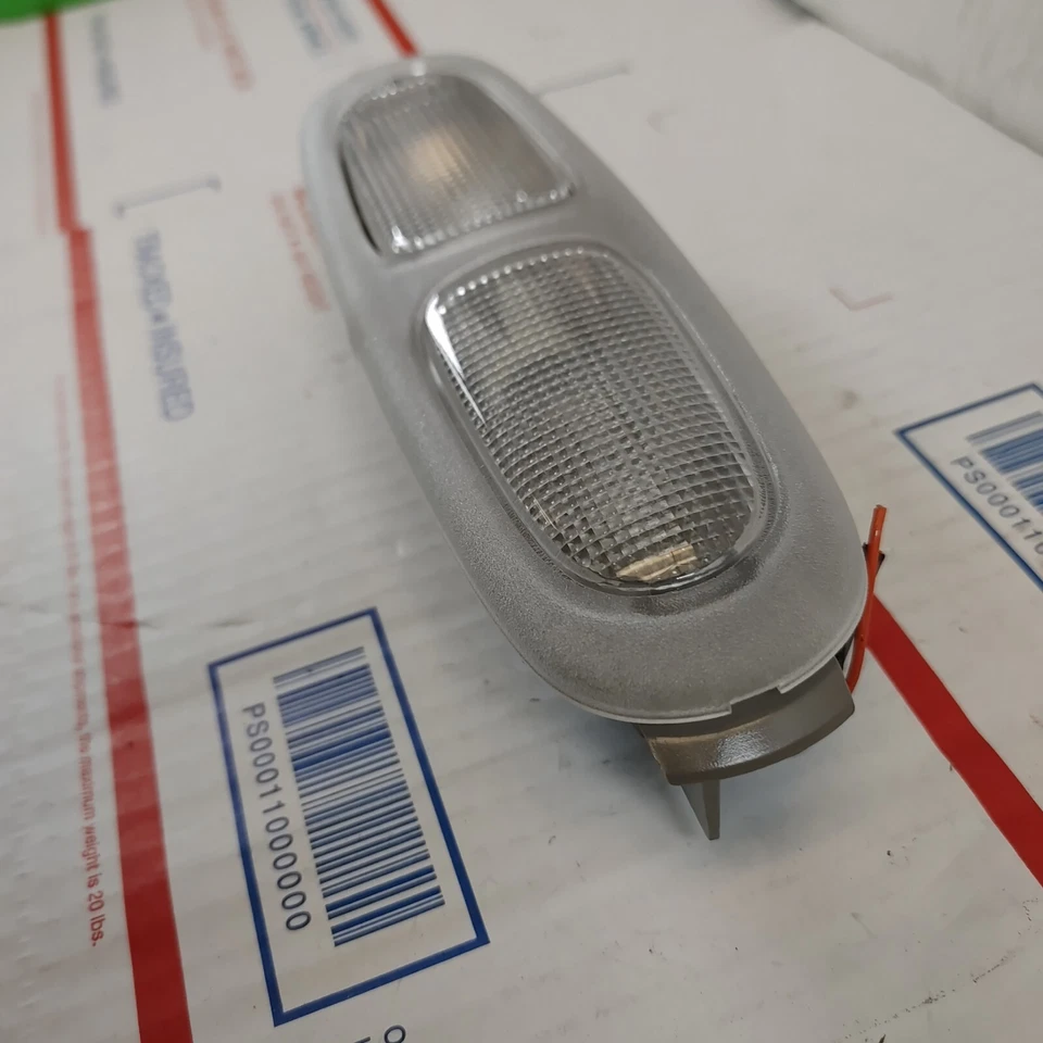 Isuzu Ascender Trailblazer 2003-2008 lámpara de luz de mapa cúpula delantera izquierda Foto 4 de 4