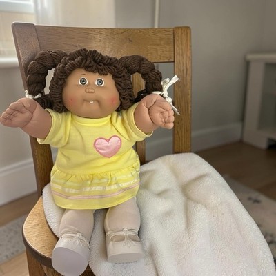 VTG Brown hair/eyes Cabbage Patch Kids girl doll one tooth two dimples pigtails