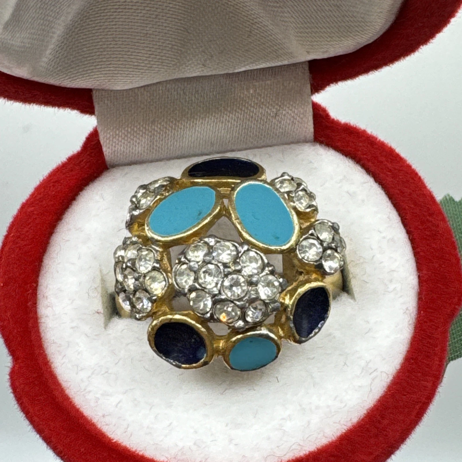 Bague vintage fantaisie avec pierre bleue claire et bleue foncée. Taille 57.