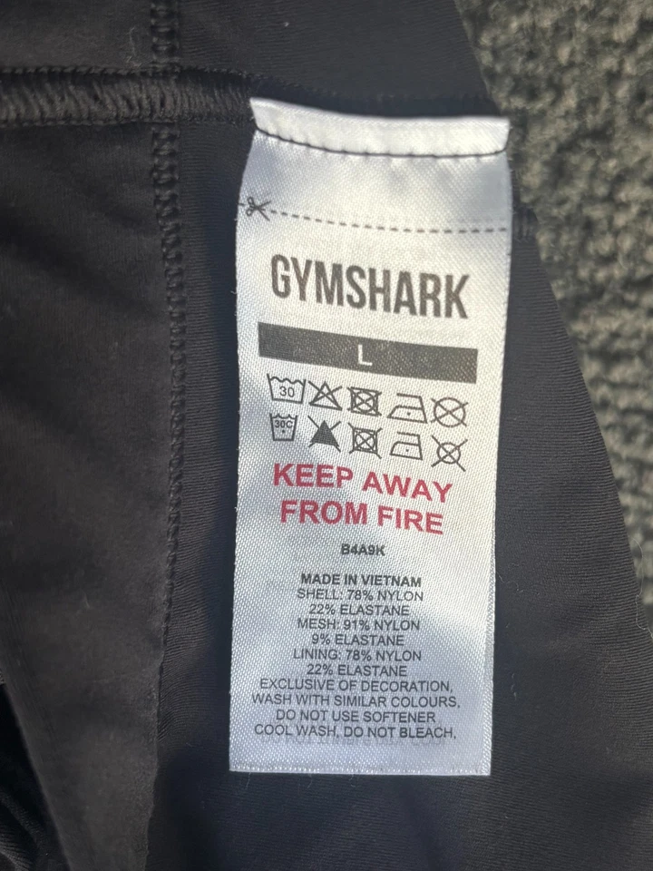 Sujetador deportivo Gymshark para mujer talla grande negro cuello en V espalda deportiva rendimiento Foto 3 de 4