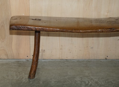 PRIMITIVE ANTIQUE 1740 SPANISH 18TH CENTURY THREE LEGGED BENCH OR COFFEE TABLE - Picture 4 of 20