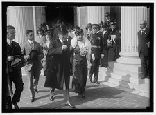 Photo:Woodrow Wilson with Edith Wilson and Military Officers