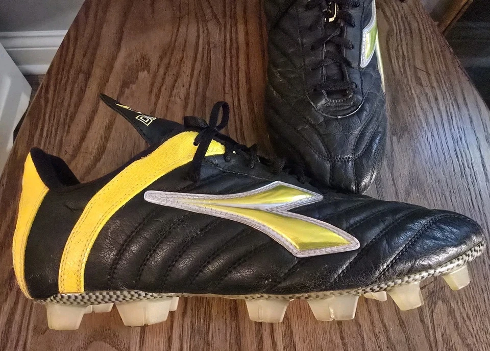 Botines de fútbol Diadora Itálica DST para hombre talla US 11 negros y amarillos Foto 4 de 4