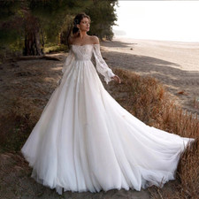 Graceful A-Line Wedding Dresses New Lace Appliques Backless Bride Gowns
