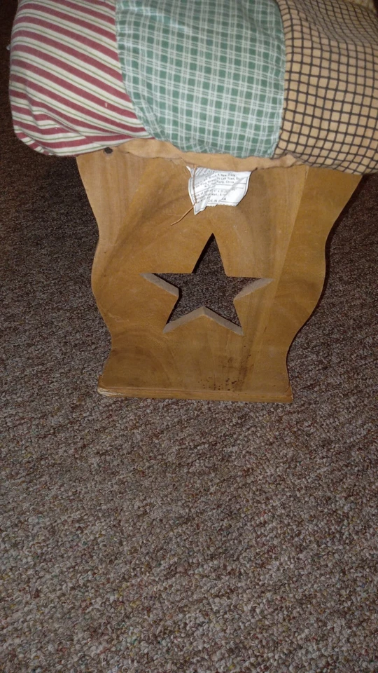 Banco de madera hecho a mano con edredón  Foto 3 de 4