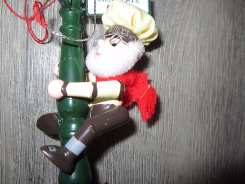HERSHEY'S CHOCOLATE AVENUE AMERICANA ELF ON LAMP POST CHRISTMAS HOLIDAY ORNAMENT - Picture 3 of 6