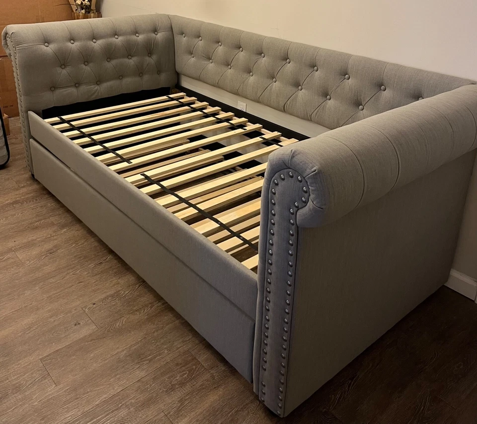 Cama de día gris con nido (colchón tamaño doble ligeramente usado incluido) Foto 3 de 4