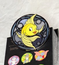 Prendedor caja ciega personaje vitral animal Loungefly Disney - Cleo - abierto