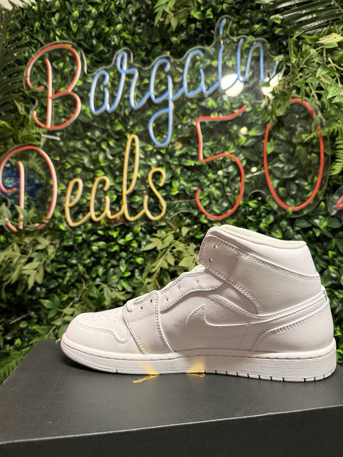 Air Jordan 1 Mid SE Men's Size UK Size 10.5 /RRP 130 image 4