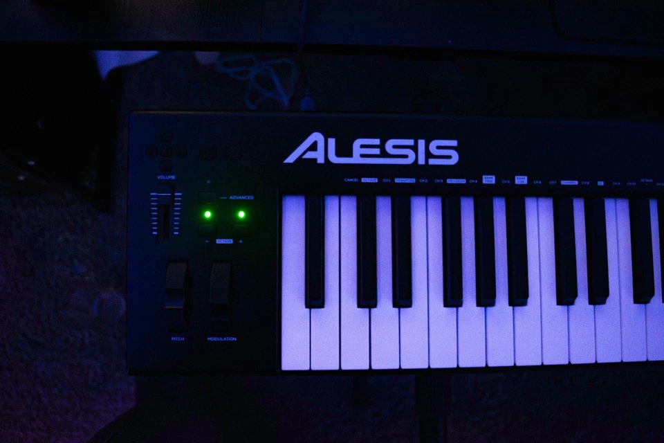 Controlador MIDI Teclado Q88 MKII NEGRO (GRAN PRECIO) Foto 2 de 4