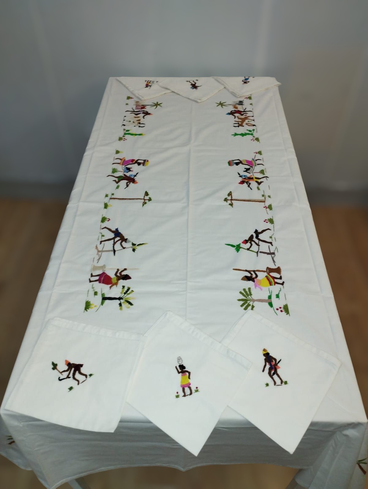 Nappe blanche brodée main Madagascar idéale pour vos grands repas de famille de 8 couverts