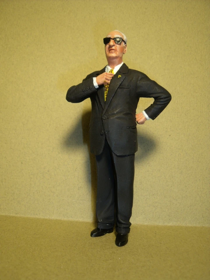 1/18 FIGURE ENZO FERRARI SUIT VROOM UNPAINTED FOR HOT WHEELS MATTEL CMC - Image 2 of 4