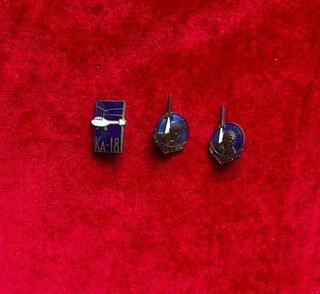 Lotto di 3 spille vintage sovietiche spazio e aviazione elicottero Ka 18 e cosmonauta cattive