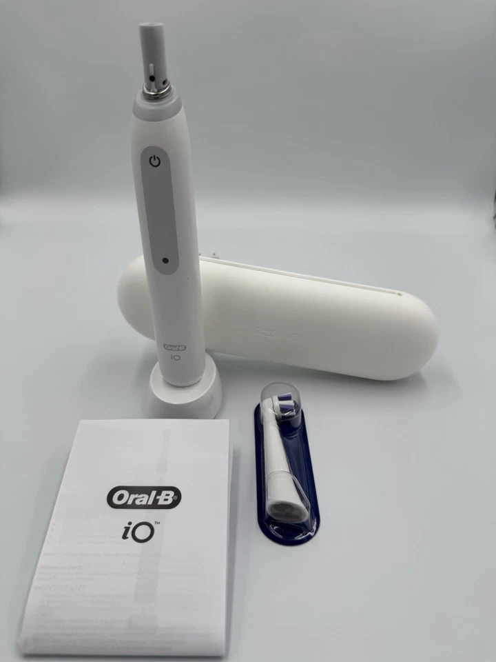 Cepillo de dientes eléctrico recargable Oral-B iO Perfect Clean + Whiten con estuche de viaje Foto 2 de 4