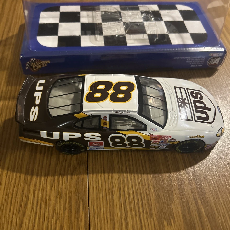 Vintage 2002 NASCAR Winner's Circle Dale Jarrett #88 UPS 1/24 Die Cast - Imagem 2 de 4