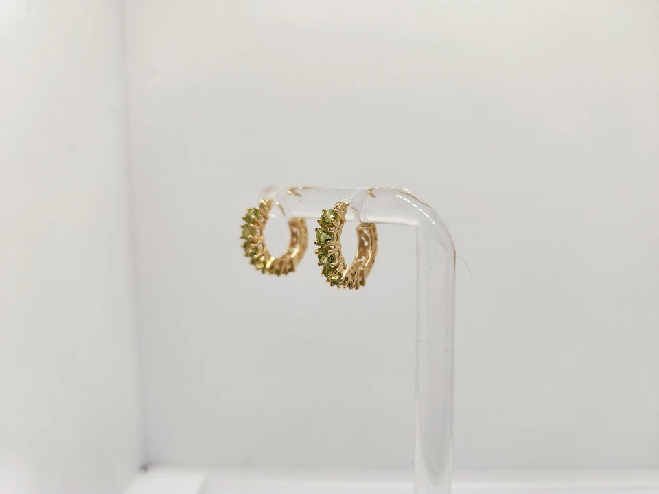 Estate 14kt 黄金圆形 Peridot Huggie 耳环 — 第 2/4 张图片