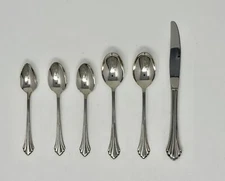 Oneida Rembrandt 2 Teaspoons, 2 Dinner Spoons, Dinner Knife and Grapefruit Spoon