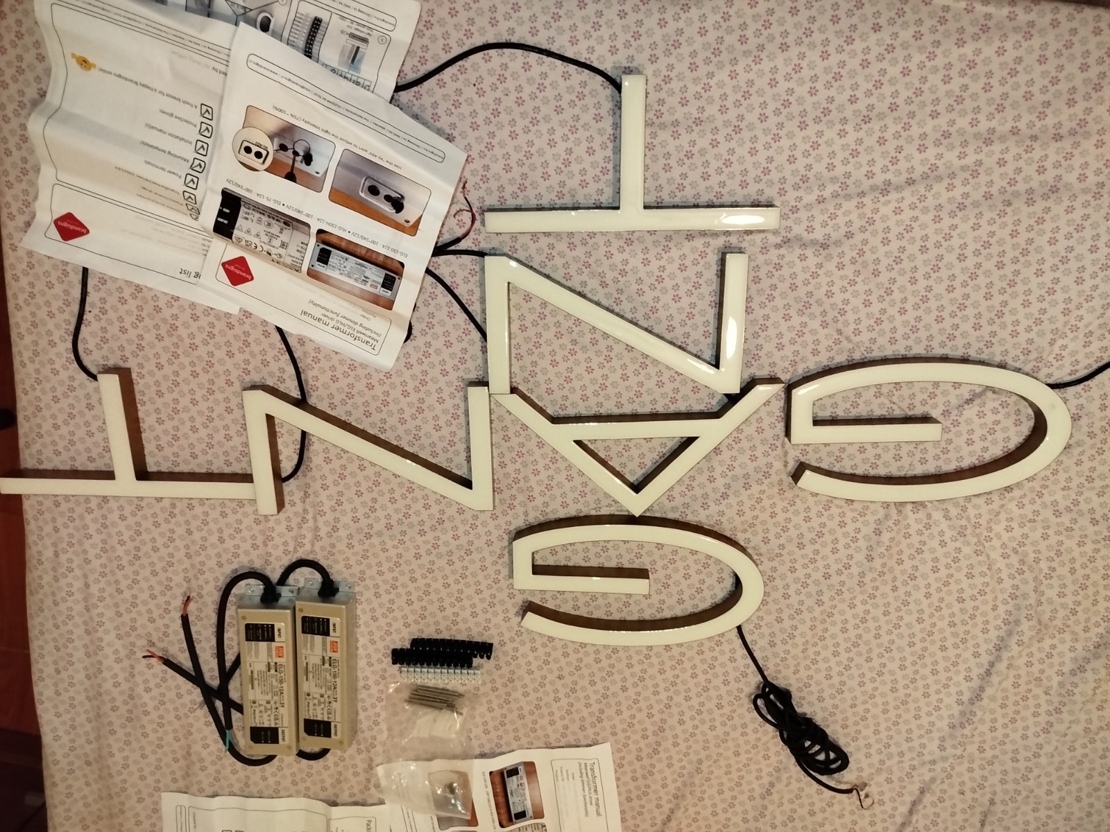 cartel luminoso de letaleas led de la marca GANT