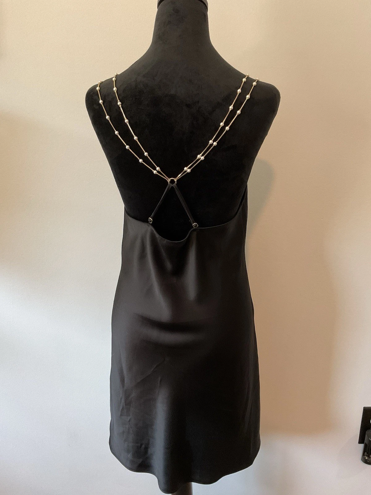 UNDERCOVER Abito nero Victoria Secrets con spalline accento oro