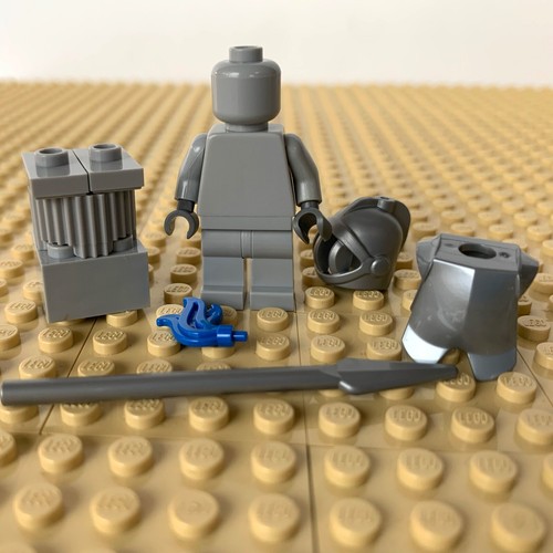 LEGO Disney; Castle Knight Statue + Pedestal, dis023, 71040 DISNEY CASTLE, 2016 - Picture 5 of 7