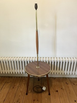Vintage 60er Jahre Stehlampe mit integriertem Tisch & Dansette Beinen, neu verkabelt