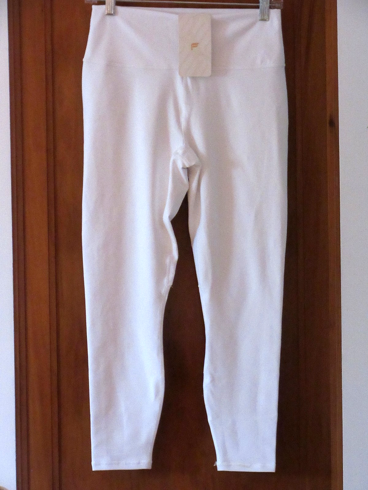 NEW FABLETICS WHITE POWERHOLD YOGA PANTS LEGGINGS MEDIUM SIZE 7 8 HIGH WAISTED