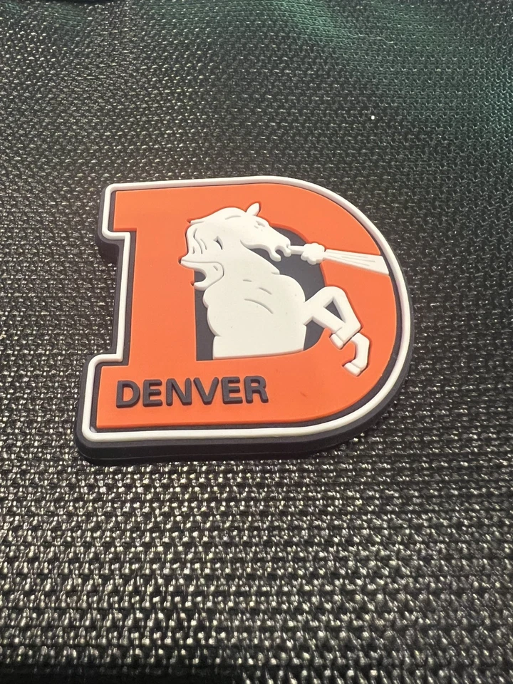 DE COLECCIÓN NFL DENVER BRONCOS LOGO GOMA PLACA DE PIE NEVERA IMÁN EDICIÓN 2025 Foto 4 de 4