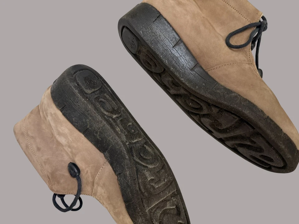 Botines Arche para mujer de gamuza topo hechos en Francia con suelas de goma negras Foto 4 de 4