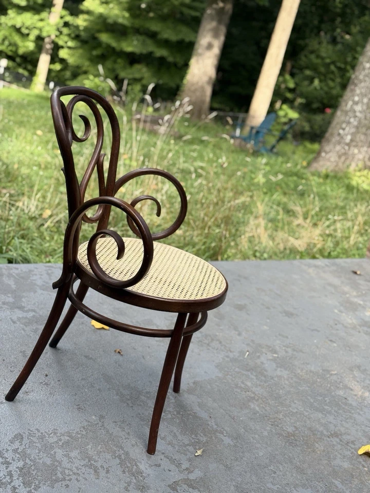 Sillón italiano Mid-Century Thonet de madera curvada y diseño de pergamino de latas Foto 2 de 4