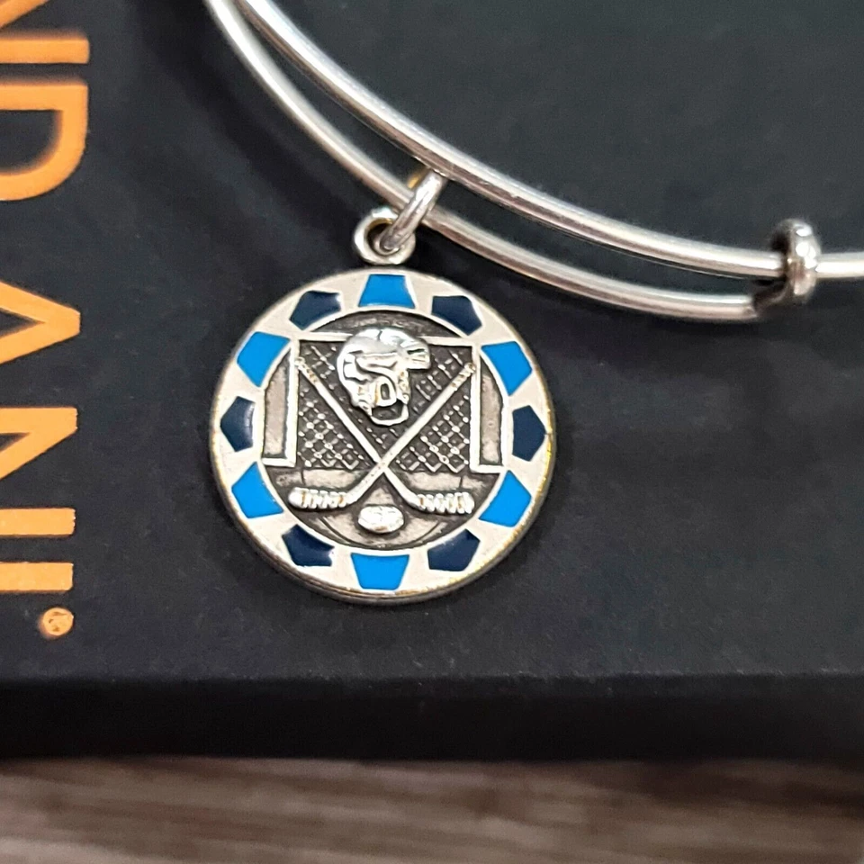 Pulsera con dije de hockey sobre hielo Alex and Ani Foto 3 de 4