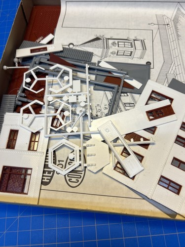 HO Scale Heljan, Court House Square Two Brothers Restaurant Kit, #901 - Picture 4 of 4