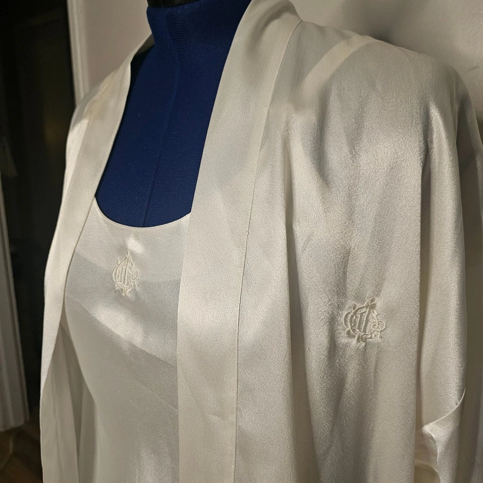 Camisón corto y bata Christian Dior satinado crema 2 piezas con logotipo de CD Foto 2 de 4