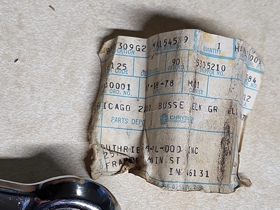 Nuevo de Lote Antiguo 1971-1981 Colt Arrow Sapporo Challenger Mitsubishi PUERTA CUARTO VENTANA MANIVELA Foto 3 de 4